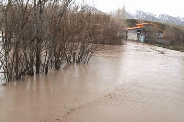 سیلاب در رودخانه سرند چایی، پل ورودی روستای حسین آباد بخش خواجه  را بست