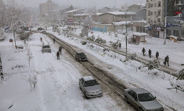 خدمات لاکچری برف‌روبی در کوی مسکونی شهردار/ «پنهان‌شدن پشت کارگر» به جای پاسخ‌گویی