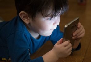 ۱۱ اثر مضر استفاده از تلفن همراه در کودکان