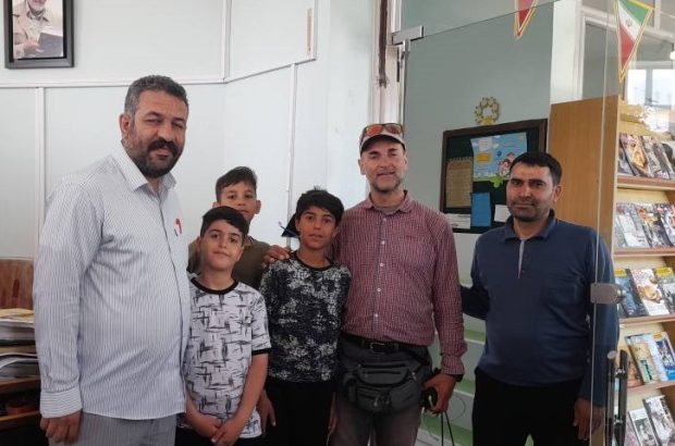 توریست آلمانی در کتابخانه خواجه محمد خوشنام