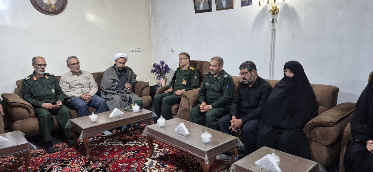دیدار سردار عباسقلی‌زاده فرمانده سپاه عاشوار با خانواده شهید ابوالفضل اسکندری درخواجه